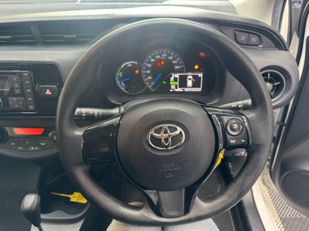 2019 Toyota Vitz - photo 9