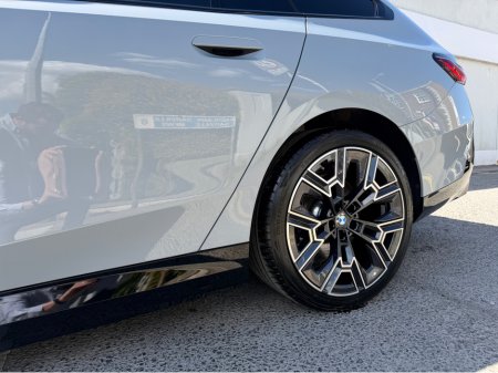 2025 BMW 5-Series - photo 8