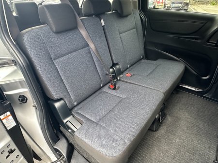 2017 Toyota Sienta - photo 26