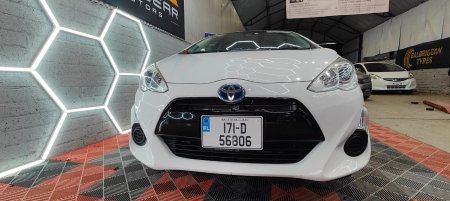 2017 Toyota Aqua - photo 2