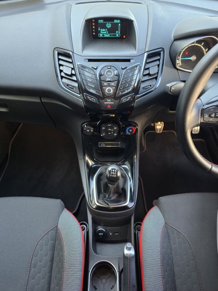 2015 Ford Fiesta - photo 8