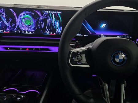 2025 BMW 5-Series - photo 17