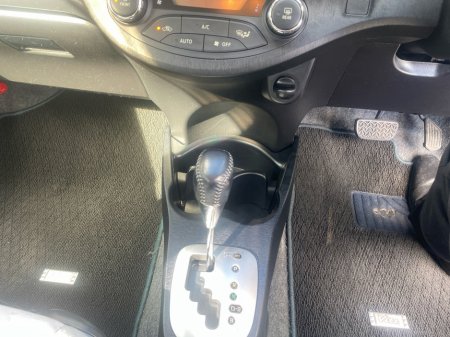 2012 Toyota Vitz - photo 15