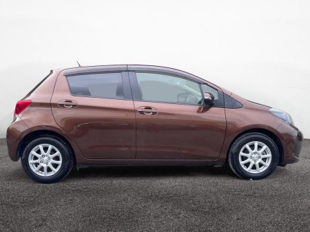 2015 Toyota Vitz - photo 2