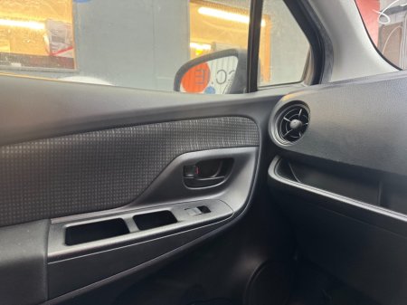 2019 Toyota Vitz - photo 14