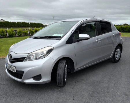 2014 Toyota Vitz - photo 2