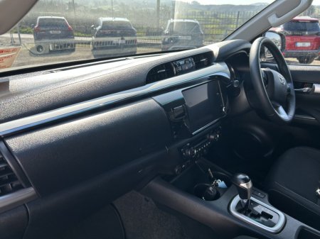 2025 Toyota Hilux - photo 9