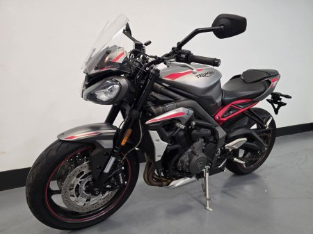 2021 Triumph Street triple - photo 3
