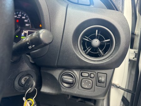 2019 Toyota Vitz - photo 17