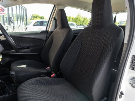 2017 Toyota Vitz - photo 17