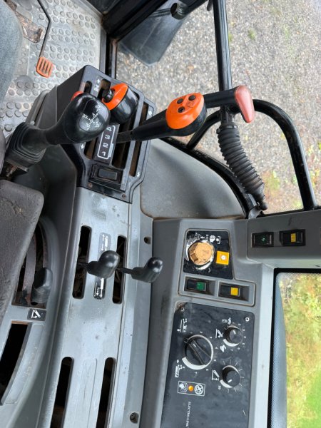 1996 New Holland 8340 - photo 17