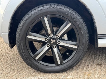 2015 Mitsubishi Shogun - photo 8