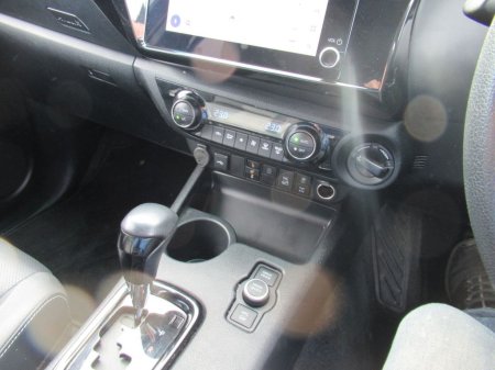 2025 Toyota Hilux - photo 5