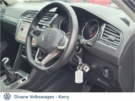 2021 Volkswagen Tiguan - photo 2