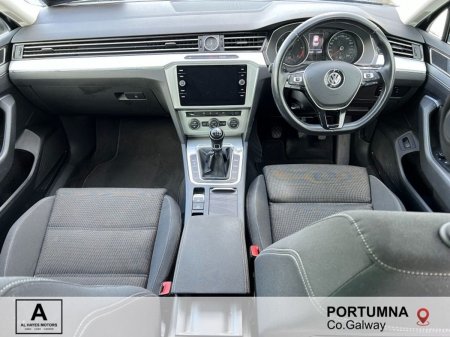 2019 Volkswagen Passat - photo 2