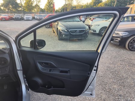 2019 Toyota Vitz - photo 7