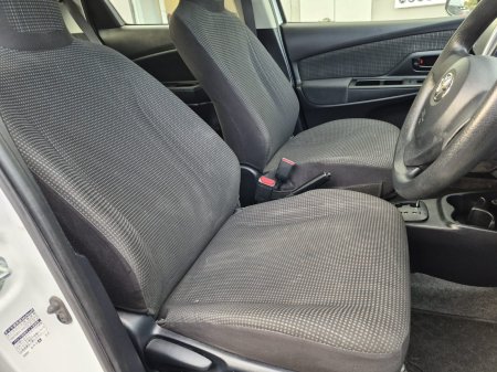 2016 Toyota Vitz - photo 12