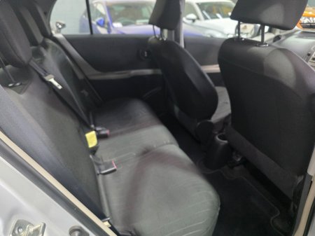 2010 Toyota Yaris - photo 13