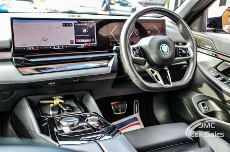2025 BMW 5-Series - photo 36