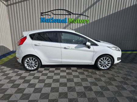 2015 Ford Fiesta - photo 2