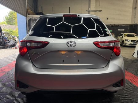 2017 Toyota Vitz - photo 16