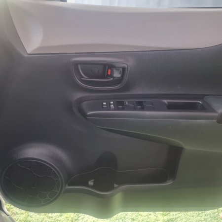 2014 Toyota Vitz - photo 13