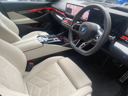 2025 BMW 5-Series - photo 10