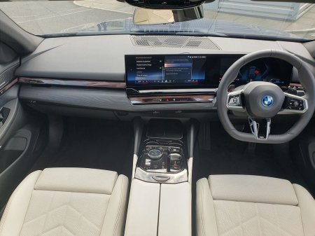 2026 BMW 5-Series - photo 4