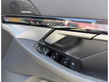2025 BMW 5-Series - photo 38