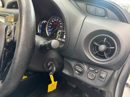 2019 Toyota Vitz - photo 17