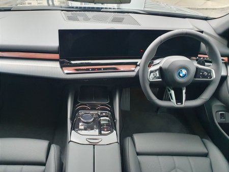 2026 BMW 5-Series - photo 4