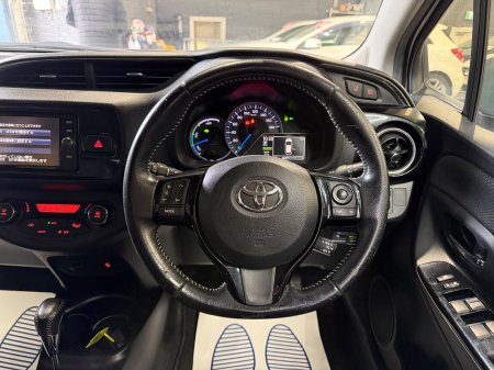 2017 Toyota Vitz - photo 26