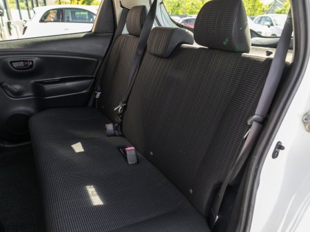 2017 Toyota Vitz - photo 18