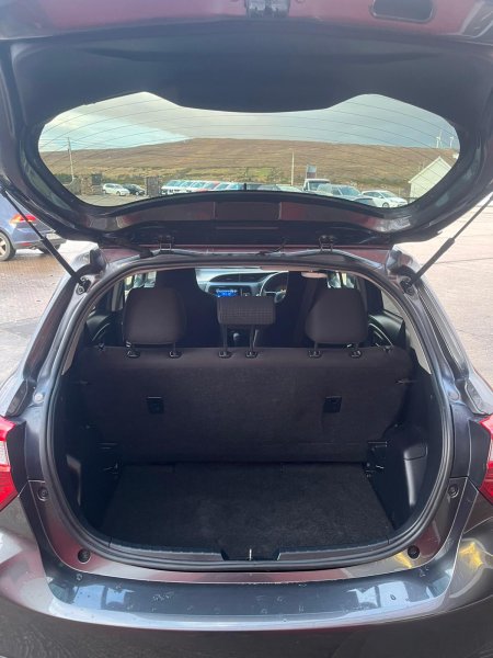 2018 Toyota Vitz - photo 13