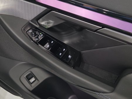 2025 BMW 5-Series - photo 23