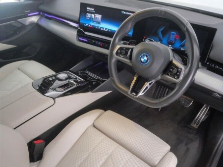 2024 BMW 5-Series - photo 6