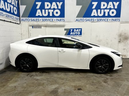 2025 Toyota Prius - photo 2