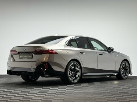 2025 BMW 5-Series - photo 7