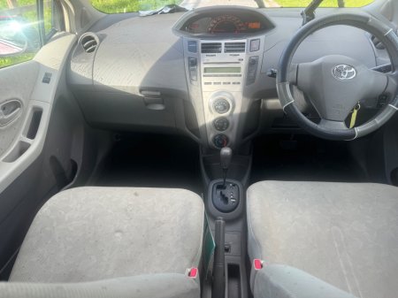 2008 Toyota Vitz - photo 12