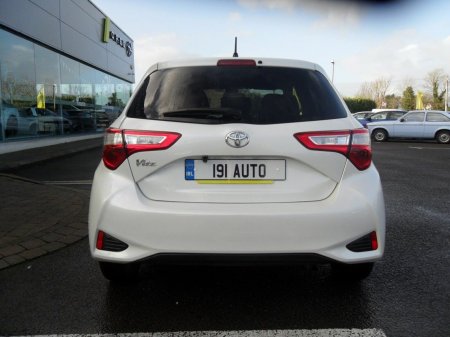 2019 Toyota Vitz - photo 2