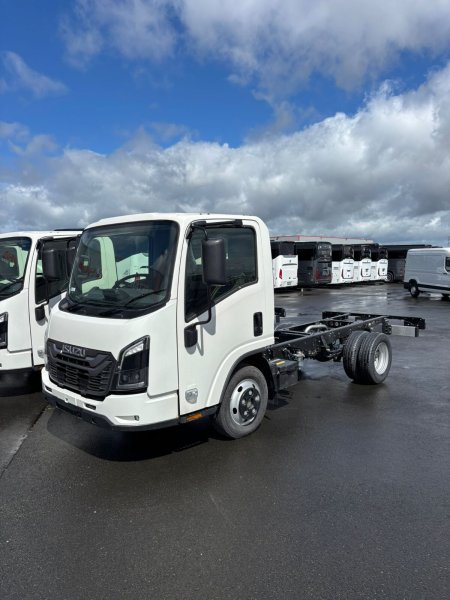 2026 Isuzu NPR - photo 2