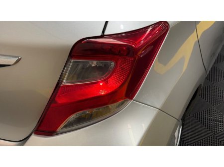 2016 Toyota Vitz - photo 9