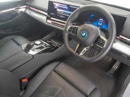 2026 BMW 5-Series - photo 6