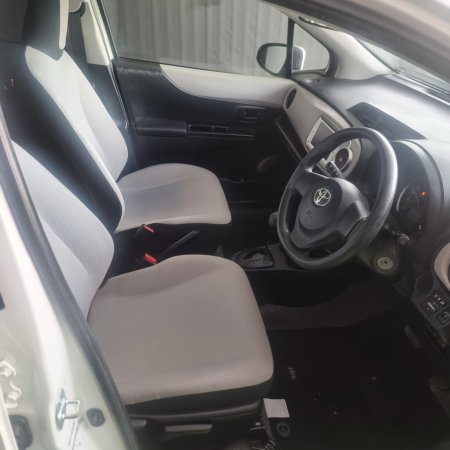 2014 Toyota Vitz - photo 8