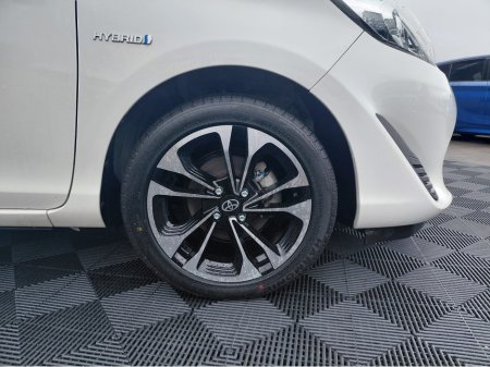 2017 Toyota Aqua - photo 2