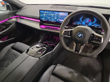 2025 BMW 5-Series - photo 6