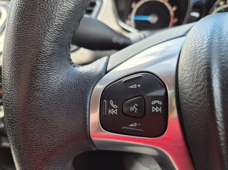 2015 Ford Fiesta - photo 24