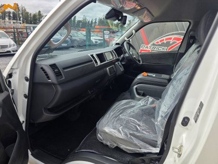 2025 Toyota Hiace - photo 10