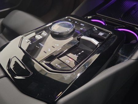 2025 BMW 5-Series - photo 10