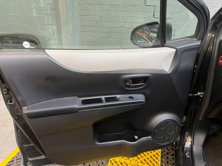 2012 Toyota Vitz - photo 16
